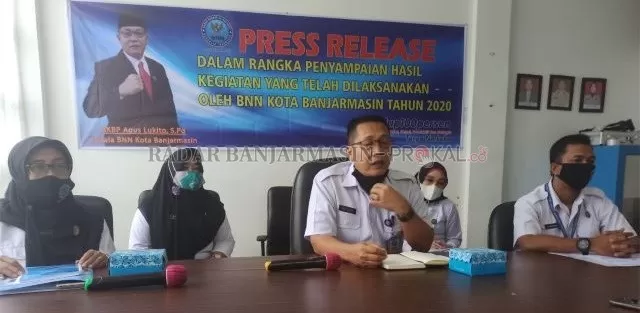 RILIS TUTUP TAHUN: Kepala BNNK Banjarmasin AKBP Agus Lukito dalam konferensi pers (17/12). | FOTO: WAHYU RAMADHAN/RADAR BANJARMASIN