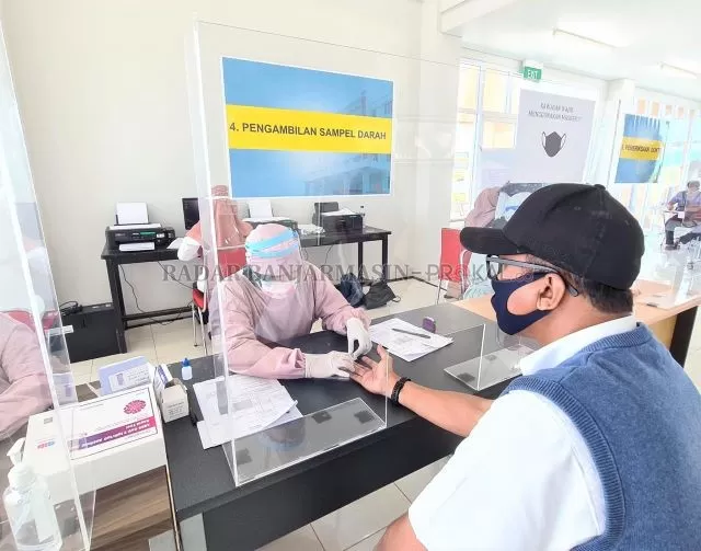 SYARAT TERBANG: Layanan rapid test antibodi di Bandara Internasional Syamsudin. Dalam waktu dekat bandara menyediakan layanan rapid test antigen.   | FOTO: SUTRISNO/RADAR BANJARMASIN