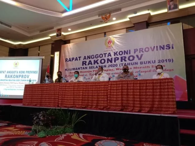 AGENDA TAHUNAN: Ketua Umum KONI Kalsel Bambang Heri Purnama (BHP) membuka agenda Rakonprov KONI Kalsel 2020 di G Sign Hotel Banjarmasin, Sabtu (19/12).