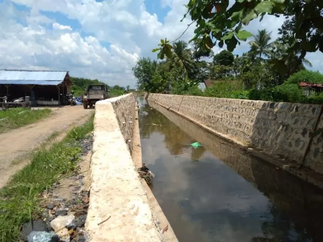 PENYIRINGAN: Mencegah melubernya air ke tambah warga di Kampung Iwak Mentaos, PUPR Banjarbaru melakukan penyiringan Sungai Durian. | Foto: PUPR Banjarbaru for Radar Banjarmasin