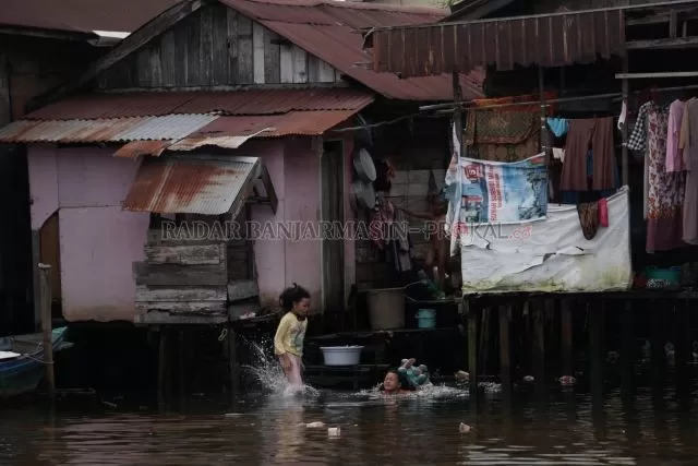 BANTARAN SUNGAI: Warga Banjarmasin yang tinggal di bantaran sungai diminta waspada selama La Nina. | FOTO: WAHYU RAMADHAN/RADAR BANJARMASIN