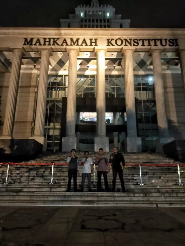 MELAPOR: Tim kuasa hukum 2BHD saat melapor ke MK di Jakarta, akhir pekan tadi.