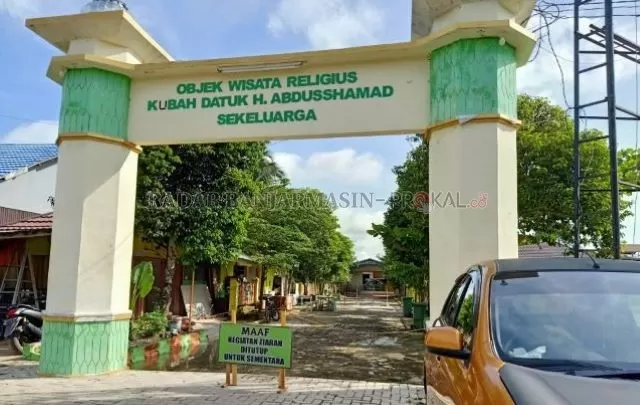 HINDARI PANDEMI: Pengumuman penutupan dipasang di pintu masuk objek wisata religius Kubah Datu Abdussamad. | Foto: Ahmad Mubarak/Radar Banjarmasin.
