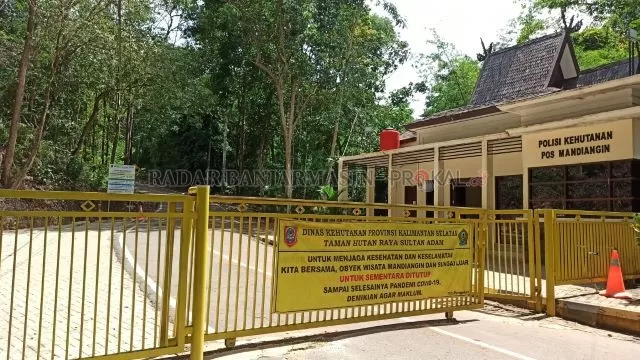 DITUTUP: Gerbang Tahura Sultan Adam masih ditutup. Sempat direncanakan akan dibuka Sabtu (18/12), pembukaan destinasi wisata akhirnya dibatalkan. | FOTO: DOK/RADAR BANJARMASIN