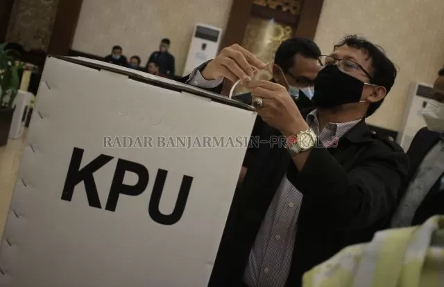 SEGEL: Komisioner KPU Banjarbaru menyegel kotak suara seusai rapat pleno terbuka rekapitulasi suara kemarin. Penetapan pemenang Pilkada dipastikan masih lama meski hasil perolehan suara sudah diketahui. | Foto: Muhammad Rifani/Radar Banjarmasin