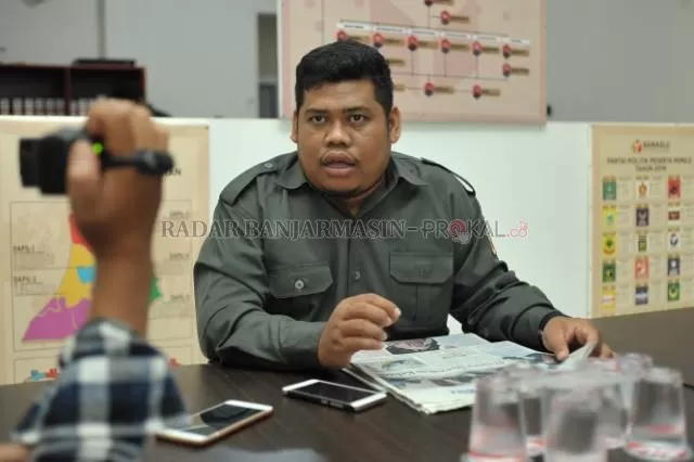 KOMISIONER: Koordinator Divisi Penindakan Pelanggaran Bawaslu Banjarmasin, Subhani ketika memberi keterangan pada awak media. | FOTO: DOKUMEN RADAR BANJARMASIN