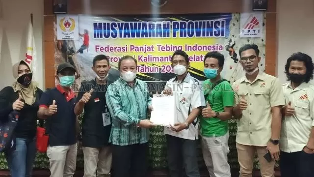 PEGANG AMANAH: HM Rosehan NB terpilih sebagai Ketua Umum FPTI Kalsel usai memenangkan voting di agenda Musprov FPTI Kalsel di Hotel Aquarius Banjarmasin, Rabu (23/12).