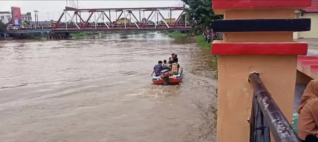 RESCUE: Proses pencarian korban tenggelam di Sungai Nagara, di kawasan sekitar Siring Itik Kota Amuntai, Jumat (25/12).