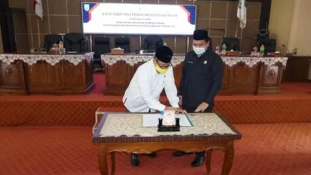 PENANDATANGANAN: Bupati Balangan, Ansharuddin menandatangani berita acara penetapan Propemperda 2021. | FOTO: HUMAS FOR RADAR BANJARMASIN.