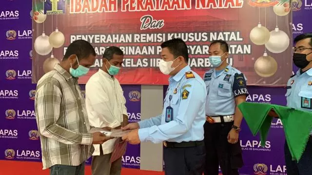 REMISI: Upacara penyerahan surat keputusan (SK) remisi dari Kemenkumham RI. SK diserahkan Kepala Lapas Banjarbaru, Amico Balalembang kepada 9 narapidana yang menerimanya. | FOTO: LAPAS BANJARBARU