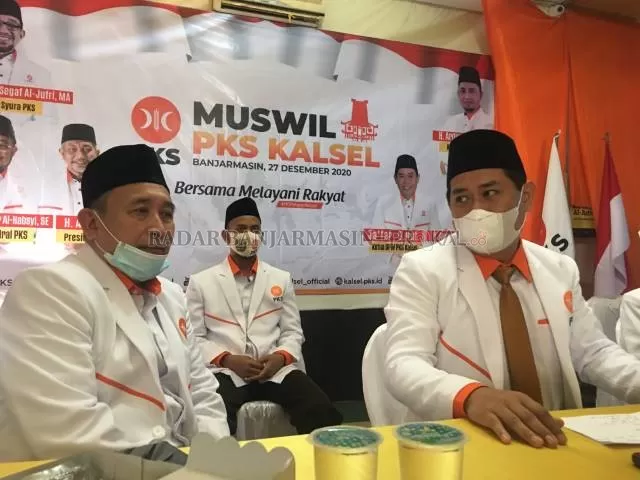 GAGAL BANYAK: Ketua DPW PKS Kalsel Ja'far didampingi Faqih Jarjani disela acara Muswil DPP PKS di Banjarmasin, kemarin. | FOTO: M OSCAR FRABY/RADAR BANJARMASIN