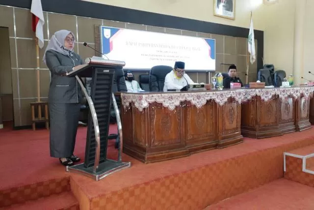 PIDATO: Juru bicara DPRD Balangan, Nur Fariani (kiri) menyampaikan pidato penutupan masa sidang ke-III. | FOTO: HUMAS FOR RADAR BANJARMASIN