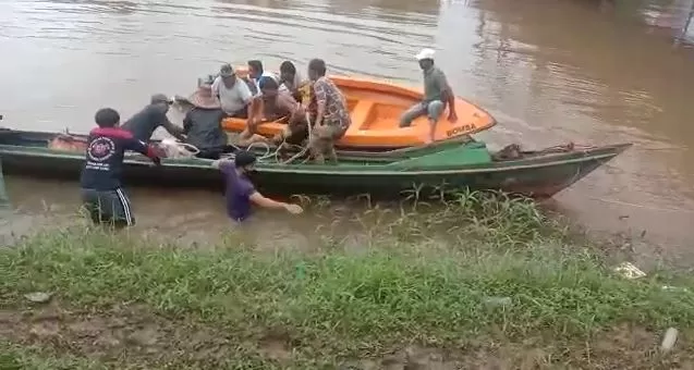 EVAKUASI: Jasad Nabil yang tenggelam di Sungai Nagara, Jumat (25/12), akhirnya ditemukan tim rescue Sabtu (26/12).
