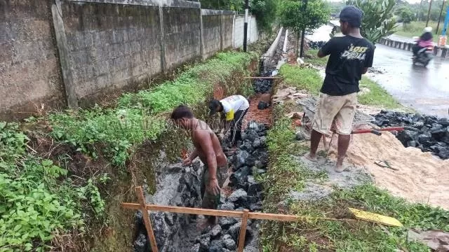 MASIH JALAN: Salah satu proyek pembangunan drainase yang masuk program padat karya di Jalan Guntung Manggis, Kelurahan Guntung Manggis, beberapa waktu lalu. Saat ini, semua proyeknya masih berjalan dan segera rampung. | FOTO: SUTRISNO/RADAR BANJARMASIN
