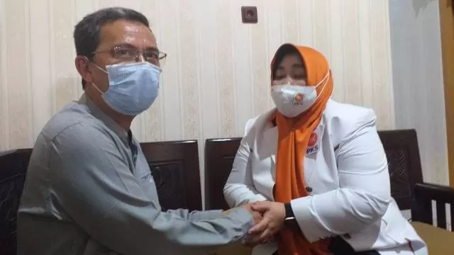 RESTU: Ketua DPD PKS Tabalong Hj Sumiati saat minta restu ke suami di rumahnya.