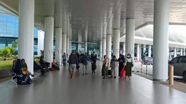 RUGI BANYAK: Suasana Bandara Internasional Syamsudin Noor kemarin. Ketatnya persyaratan terbang membuat bandara ini tetap sepi meski berada dalam momen Nataru. | FOTO: SUTRISNO/RADAR BANJARMASIN