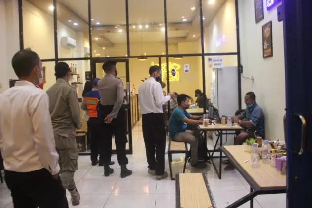 OPERASI: Tim gabungan TNI-Polri dan Satpol PP HST saat mengunjungi salah satu kafe.