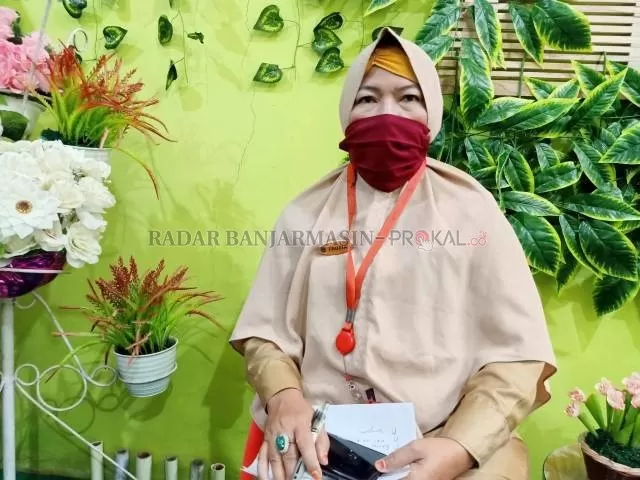 BERI KETERANGAN: Kepala Dinas Tenaga Kerja (Disnaker) Tapin Fauziah saat diwawancarai. | Foto: Rasidi Fadli/Radar Banjarmasin