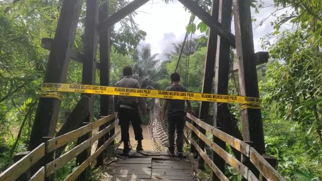 PUTUS: Jembatan gantung menghubungkan dua desa di Kecamatan Padang Batung rusak karena faktor alam dan usia. | FOTO SALAHUDIN/RADAR BANJARMASIN