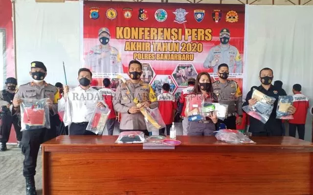 LAPORKAN: Jajaran Polres Banjarbaru memggelar rilis akhir tahun terkait pengunhkapan dan tren kasus sepanjang tahun 2020. | FOTO: POLRES BANJARBARU FOR RADAR BANJARMASIN