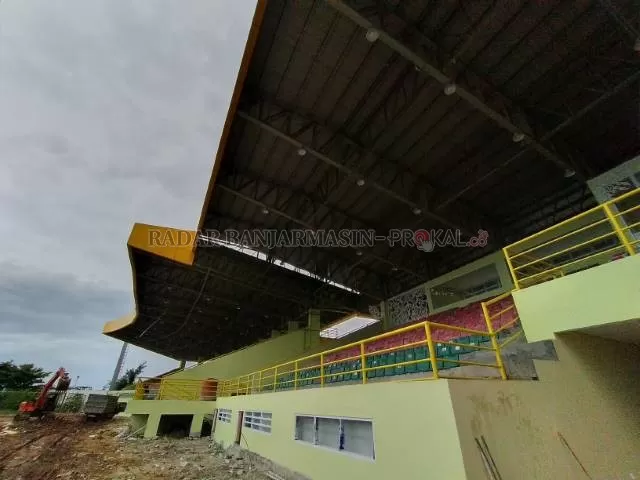 BARU: Tribun di stadion 17 Mei yang baru. Renovasi tribun Stadion 17 Mei Banjarmasin tahun ini masuk tahap kedua pekerjaan sejak tahun 2019 lalu. | FOTO: M OSCAR FRABY/RADAR BANJARMASIN