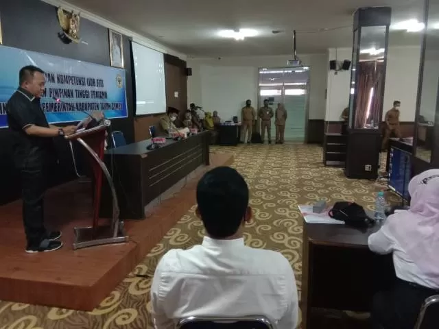 SAMBUTAN: Bupati Tanbu H Sudian Noor menyampaikan sambutan pada kegiatan asasmen eselon II di ruang rapat Bersujud I Kantor Bupati.