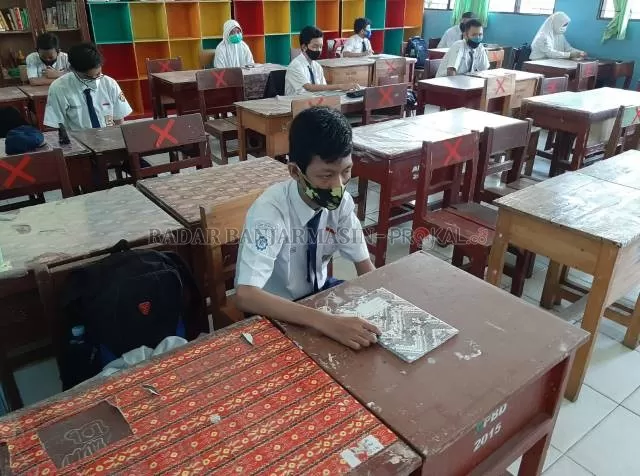 TATAP MUKA: Pelaksanaan uji coba pembelajaran tatap muka di sebuah sekolah di Kalimantan Selatan. Disdikbud Kalsel Belum Ingin Buka Sekolah.