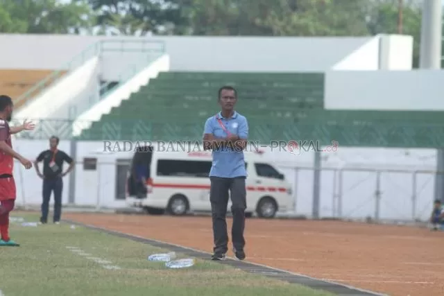SANGAT RINDU: Pelatih kepala Martapura FC Frans Sinatra Huwae berharap rapat Komite Eksekutif menemukan solusi terbaik untuk kompetisi sepak bola.