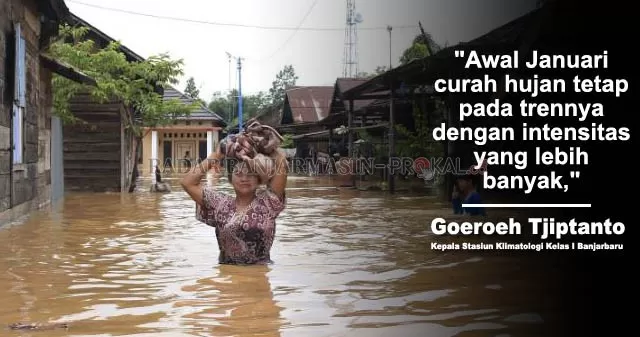 LANGGANAN BANJIR: Seorang warga mencoba melintasi banjir yang melanda kawasan Cempaka, Banjarbaru, beberapa waktu lalu. | FOTO: DOK/RADAR BANJARMASIN