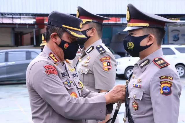 SERTIJAB: Kapolresta Banjarmasin Kombes Pol Rachmat Hendrawan melantik perwira baru untuk mengisi tiga polseknya. | FOTO: POLRESTA BANJARMASIN FOR RADAR BANJARMASIN