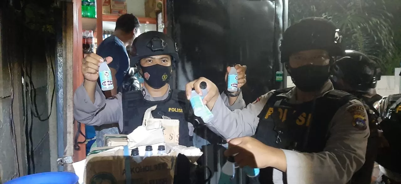 MERESAHKAN: Jajaran Sat Sabhara Polres Banjarbaru menggerebek sekaligus mengamankan toko penjualan alkohol ilegal di Gang Keluarga Kelurahan Kemuning. | FOTO: POLRES BANJARBARU FOR RADAR BANJARMASIN