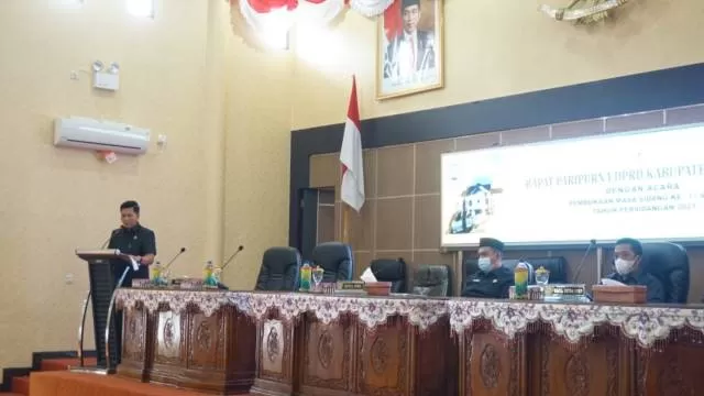 SAMBUTAN: Juru bicara DPRD Balangan, Rusdin (kiri) saat membacakan agenda pada masa sidang ke-1. | FOTO: HUMAS FOR RADAR BANJARMASIN.