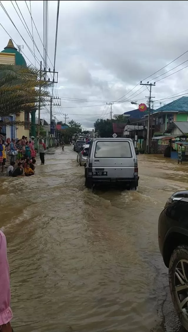 GANGGU LALIN: Genangan air yang meluap di ruas Jalan HM Cokrokusumo di kelurahan Sungai Tiung Cempaka Banjarbaru sempat membuat arus lalu lintas tersendat. | Foto: BPBD Banjarbaru for Radar Banjarmasin