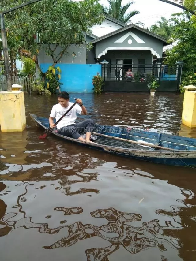 NAIK SAMPAN: Air hujan yang menggenangi Kota Banjarmasin dan sekitarnya turut dirasakan gelandang Peseban, Agus M Juhri.
