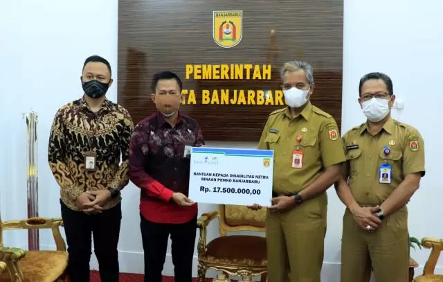 BANTUAN: Sekda Kota Banjarbaru Said Abdullah saat menerima bantuan khusus untuk para penyandang disabilitas netra dari Bank Kalsel Cabang Kota Banjarbaru, Selasa (5/1) tadi.  | FOTO: HUMAS DAN PROTOKOL PEMKOT BANJARBARU