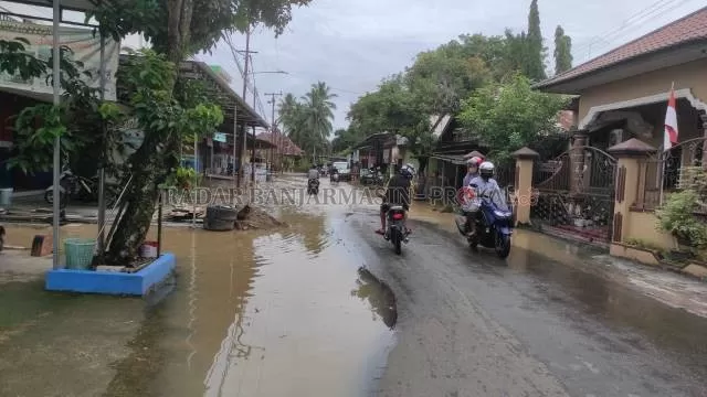 TERGENANG: Kawasan jalan di kandangan tergenang air akibat luapan Sungai Amandit. | FOTO SALAHUDIN/RADAR BANJARMASIN