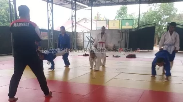 LATIHAN KERAS: Suasana latihan judo tuna netra NPC Kalsel di Banjarbaru. Di ajang Peparnas XVI 2021 Papua, NPC Kalsel akan memaksimalkan dua cabor baru untuk menambah pundi medali yakni menembak dan judo.