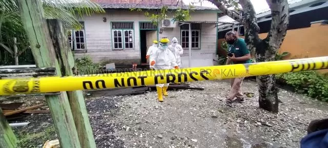 PROSES PENANGANAN-Petugas Puskesmas Kelurahan Pemurus Baru, melakukan pemeriksaan . | Foto: Maulana/Radar Banjarmasin