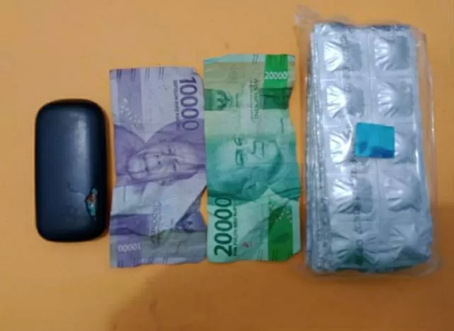 BARANG BUKTI : Uang, handphone dan zenit yang diamankan Satresnarkoba Polres Tabalong.