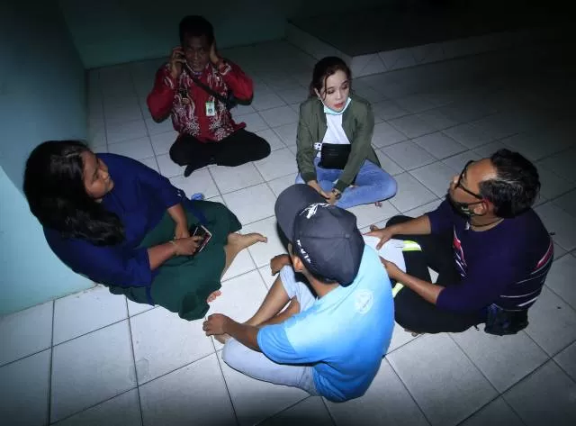 MINTA DIEVALUASI: Anggota DPRD Banjarbaru, Emi Lasari mengunjungi pengungsi banjir di Landasan Ulin Timur kemarin.