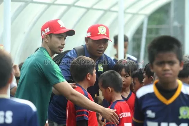BINA ANAK-ANAK: Meski kompetisi Liga 3 terhenti, pelatih kiper Peseban Deny Harianto (tengah) tetap sibuk melatih di SSB Alam Hijau dan jadi wasit.
