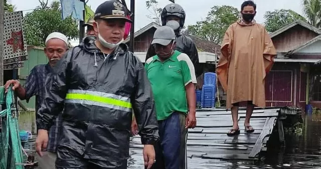 TERENDAM: Wali Kota Banjarmasin Ibnu Sina memantau permukiman warga yang terdampak banjir, Rabu (13/1).