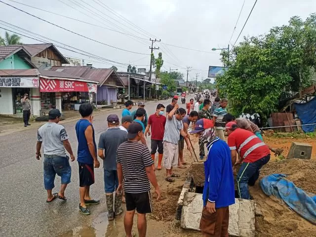 GOTONG ROYONG: Warga Kelurahan Hikun, Kecamatan Tanjung, Kabupaten Tabalong membersihkan saluran air sebelum banjir kiriman datang agar genangan air lekas turun.
