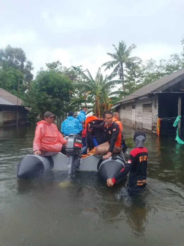 MEMBANTU: Tim BPBD Tanah Bumbu membantu korban banjir di Kabupaten Tanah Laut