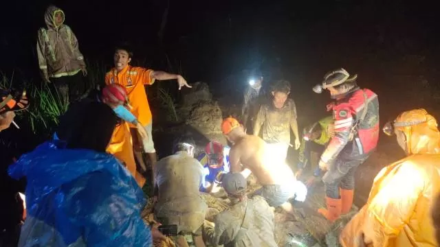 EVAKUASI: Tim gabungan berhasil menemukan korban yang terjatuh di ketinggian sekitar 50 meter. | Foto: Pusdalops BPBD Tapin For Radar Banjarmasin.