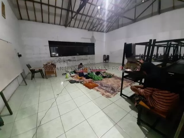 MENUMPANG TIDUR: Ruang kelas di Ponpes Al Hikmah yang diubah menjadi tempat pengungsian warga. | FOTO: WAHYU RAMADHAN/RADAR BANJARMASIN