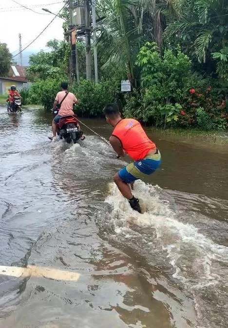 PAMER SKILL: Atlet ski air Kalsel, Indra Rifaldo kala berseluncur di kawasan Jalan Meratus yang terendam banjir.