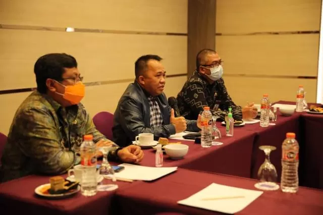 AUDIENSI: Bupati Sudian Noor membuka kegiatan audiensi konsultasi publik di Mercure Banjarmasin, Kamis (14/1)