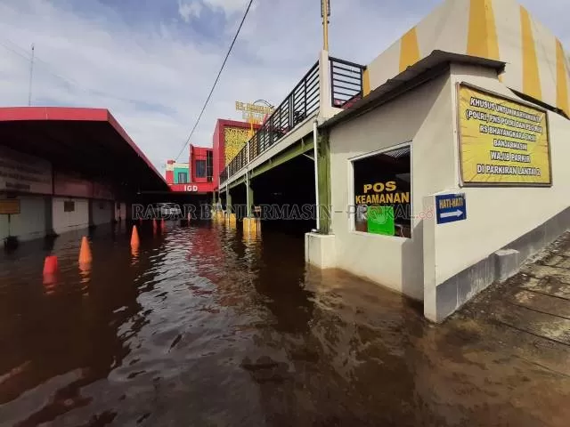 TERENDAM: Area parkir sampai pintu masuk IGD Rumah Sakit Bhayangkara di Jalan Ahmad Yani pun terendam banjir. | FOTO: WAHYU RAMADHAN/RADAR BANJARMASIN