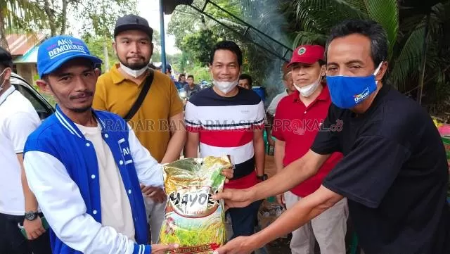 BANTUAN : Penyerahan bantuan yang dilakukan anggota DPRD Kabupaten Balangan, bersama Bupati dan Wabup Balangan terpilih. | FOTO: WAHYUDI/RADAR BANJARMASIN